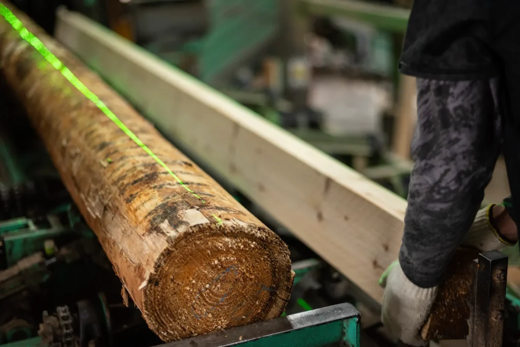 製材機械で丸太を処理している様子