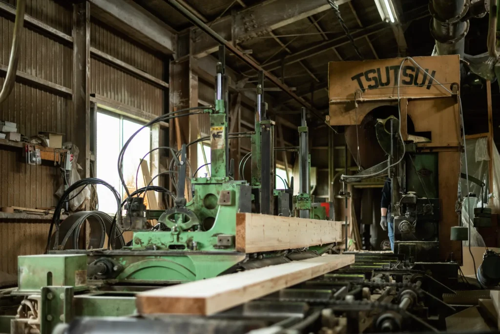 製材機械で丸太を処理している様子