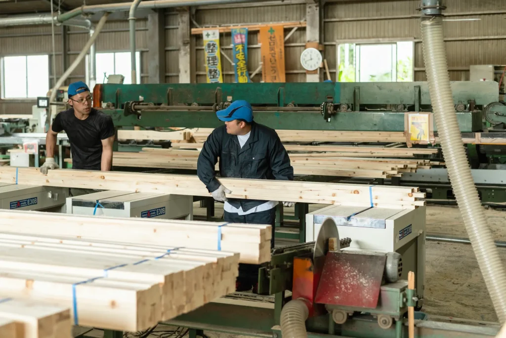 製材機械で丸太を処理している様子