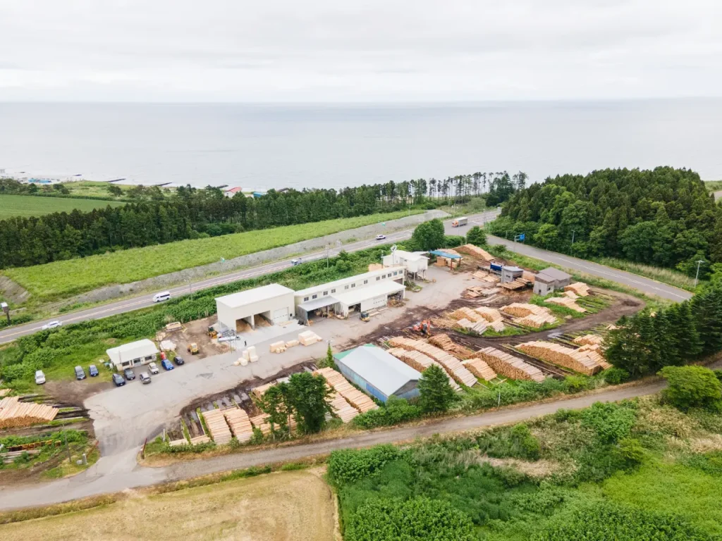 海沿いに建つ製材所の全景を上空から撮影した写真