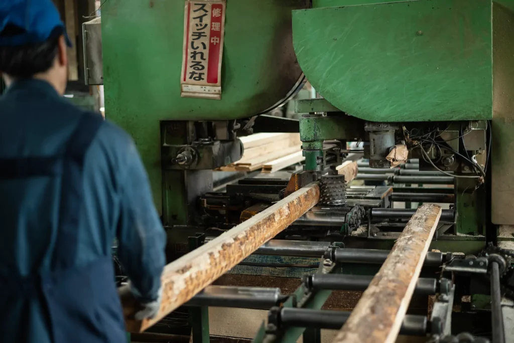 製材機械で丸太を処理している様子