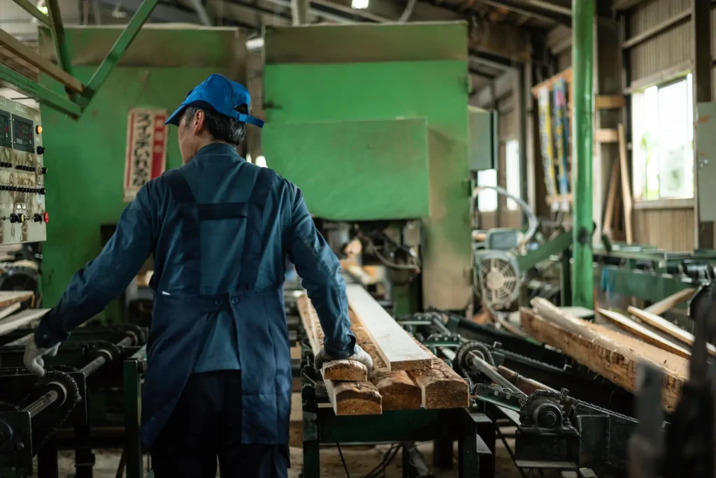 製材機械で丸太を処理している様子