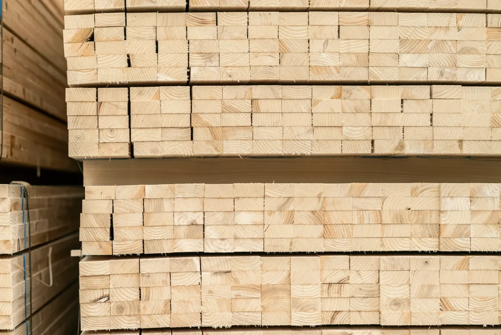 製材所にきれいに積み上げられた角材の様子