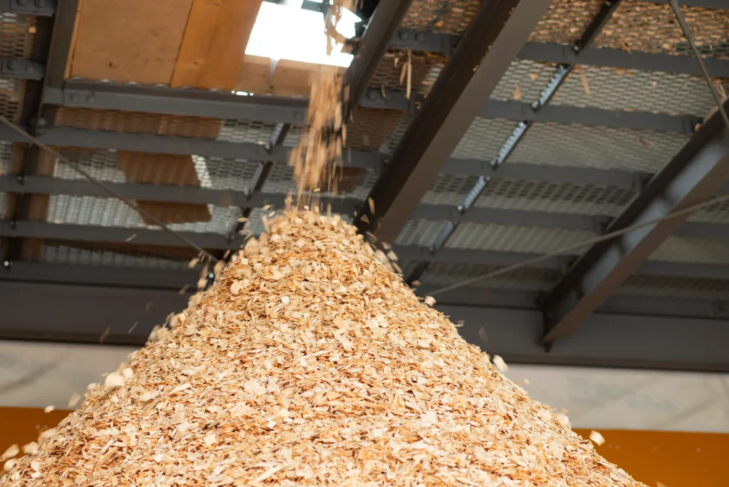 製材過程で発生した木くずが高く積もった様子
